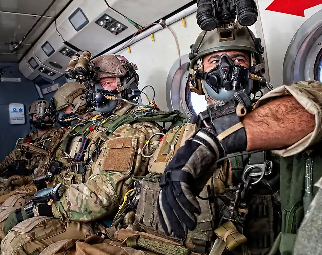 Fuerzas especiales USA con mscara de oxigeno en un traslado para una misin