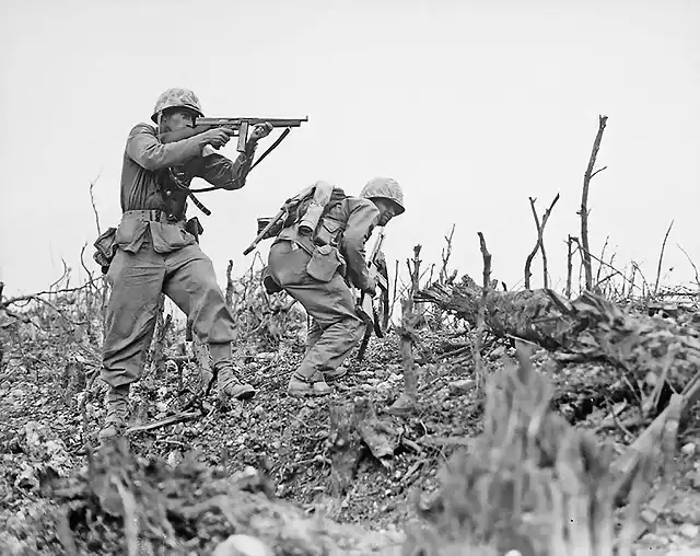 Marines del primero de Marines, segundo batalln en Okinawa. Ao 1945