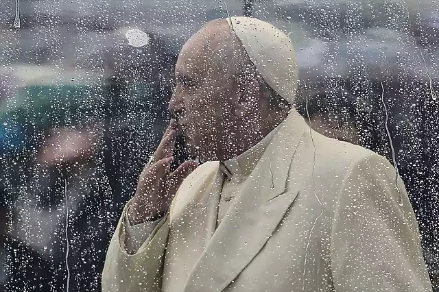 16, el Papa y la lluvia
