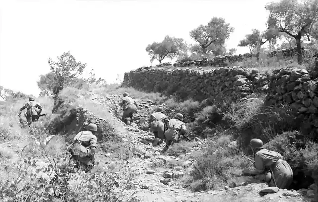 Bundesarchiv_Bild_101I-166-0508-31_Kreta_Vormarsch_deutscher_Fallschirmj?ger