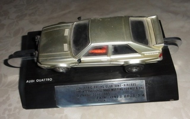 Audi Quattro cromo, y con peana tipo M1 20 aniversario
