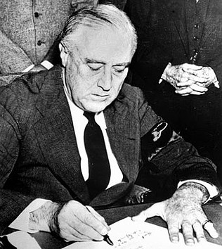 Rooselvet firmando la declaracion de guerra del Japn.