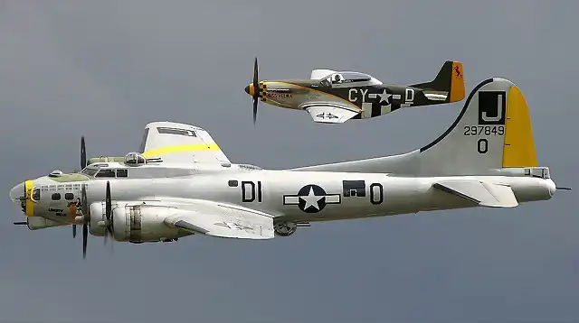 Bombardero B-17 y caza P-51