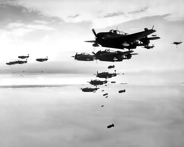 TBM y SB2C del USS Essex bombardeando Hokadate, Japn. Julio 1945