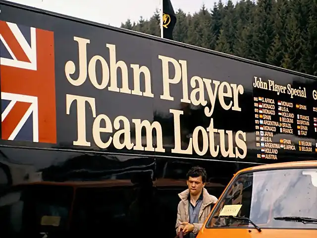 1983-080-spa-pitlane-lotus-truck-02