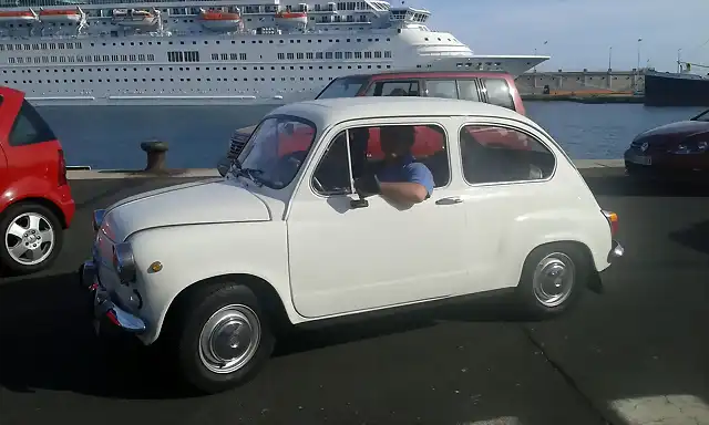 Seat 600 en el puerto