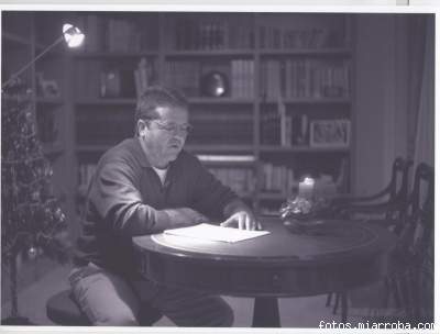 Mariano Estrada en la biblioteca de su casa