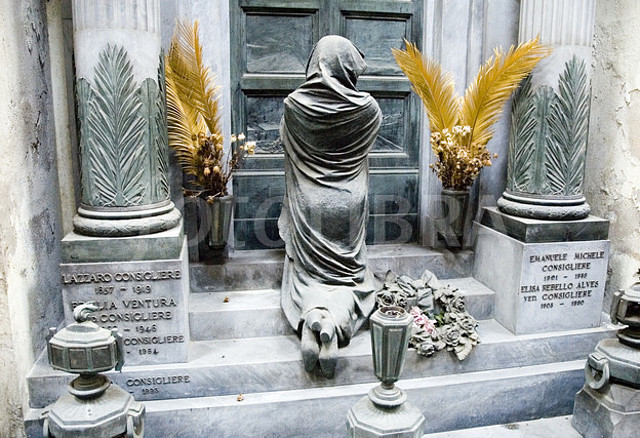 192195-praying-woman-statue-staglieno-cemetery-genoa