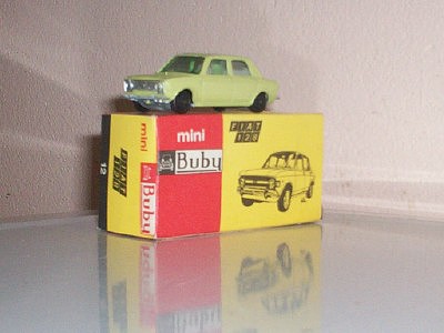 12 Fiat 128 verde claro (serie 10)