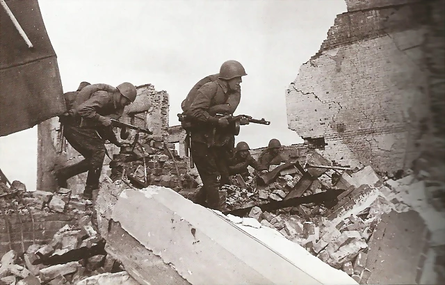 soldados rusos armados con ametralladora PPSh de 7,62 mm. durante las luchas en las callles de Stalingrado