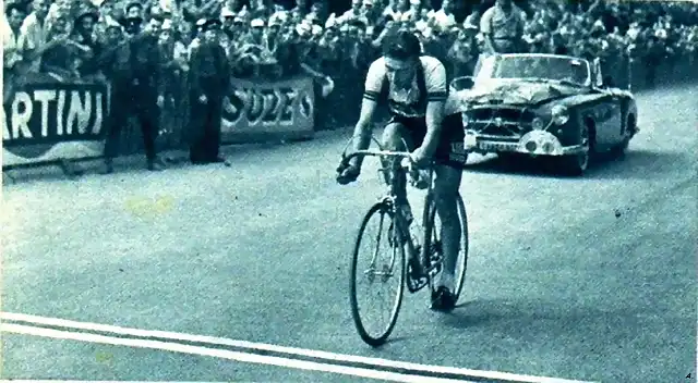 1955 - Tour. 11? etapa, km 198, Louison Bobet entra ganador en la meta de Avignon