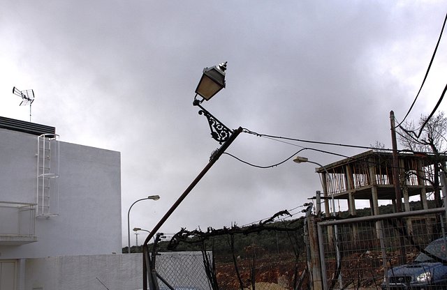 farola en la alambrada de Blas