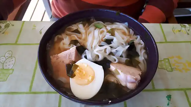 Sopa japonesa de fideos y huevo