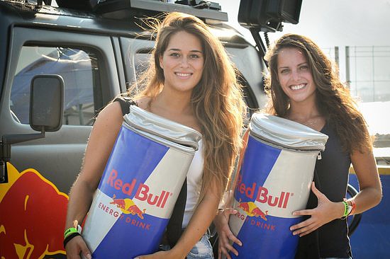 08-01-57-las-chicas-red-bull-repartiendo-alas 08-01-57-las-chicas-red-bull-repartiendo-alas