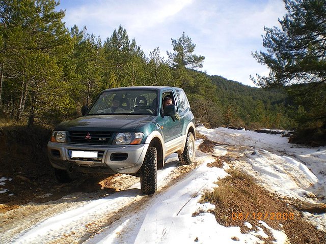 Racso jugando en la nieve