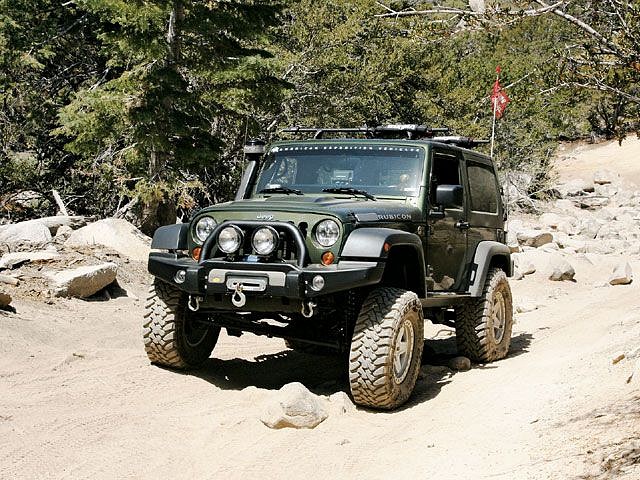 0812_4wd_01_z+2008_jeep_wrangler_jk_rubicon+left_front_on_trail