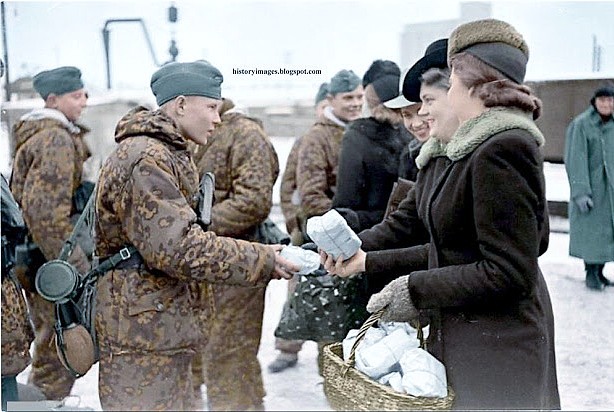 waffen-SS Esta imagen es de los primeros meses de 1945. La cuenta atrs para la derrota alemana haba comenzado. Los muchachos estaban siendo enviados a luchar contra los rusos. Mujeres alemanas Grateful darles