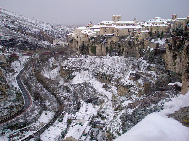 Nevada en Cuenca con Casas Colgadas al fondo