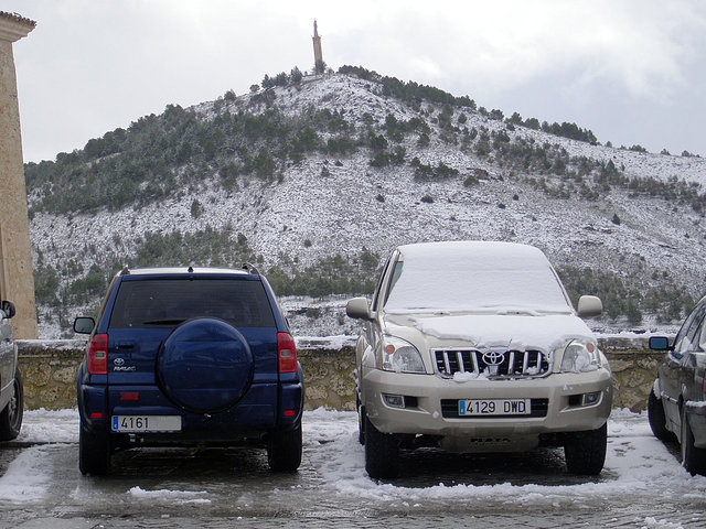 El pequeo Rav ante el Gigante Land Cruiser