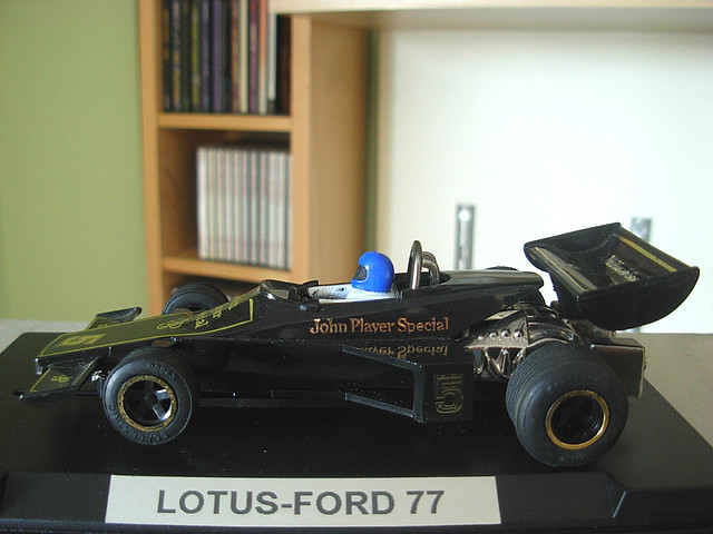 15 LOTUS-FORD 77