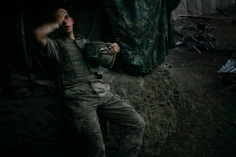 2007 Un solado estadounidense descansa en el bunker 'Restrepo', llamado as en honor a un soldado recientemente muerto por los insurgentes.