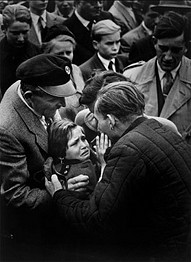 1956 Un alemn hecho prisionero por los soviticos en la II Guerra Mundial se reune con su hija en la Repblica Federal Alemana.