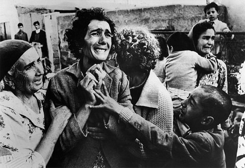 1964 Una mujer turca llora en Chipre por la muerte de su marido, vctima de la guerra civil grecoturca.