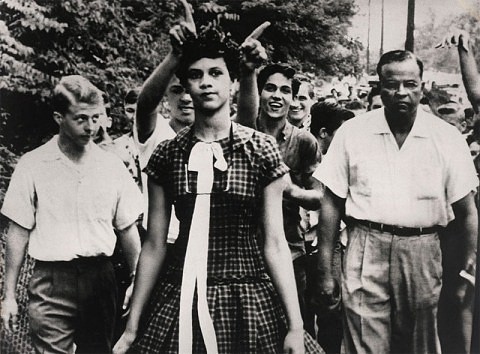 1957 Dorothy Counts, una de las primeras estudiantes negras en entrar al nuevo instituto interracial Harry Harding High School, en Charlotte, North Caroline (USA).