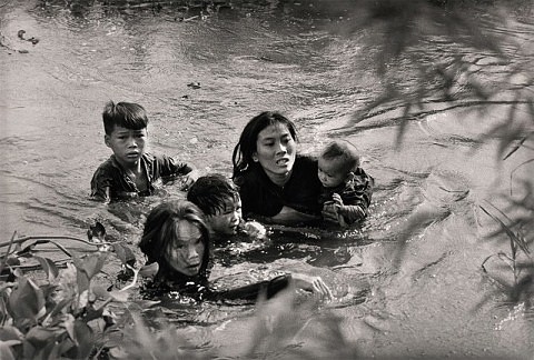 1965 Una madre con sus hijos cruza un rio en Binh Dinht (Vietnam del Sur) para escapar de un bombardeo norteamericano.