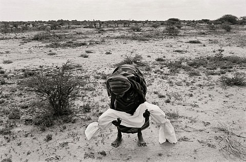 1962 Madre sujeta el cuerpo de su hijo, vctima del hambre, antes de ser enterrado en Bardera, Somalia.