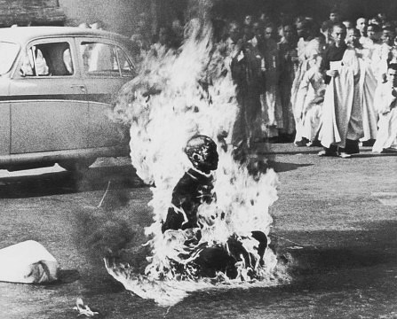 1963 El monje budista Thich Quang Duc se autoinmola en Saign prendindose fuego en protesta contra la persecucin religiosa del gobierno sudvietnamita.