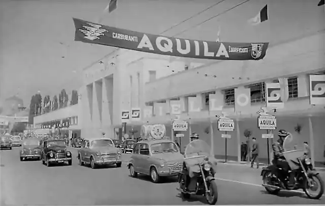 Italien - Padua - Verkehrspolizei begleitet eine Auto Rally, 1955