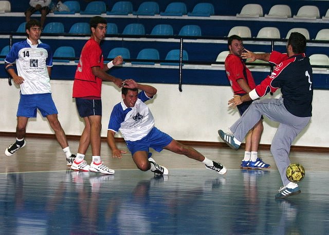 Carlos supera a Santi por el extremo