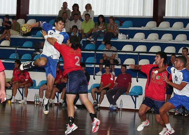 Chente lanza por el lateral izquierdo