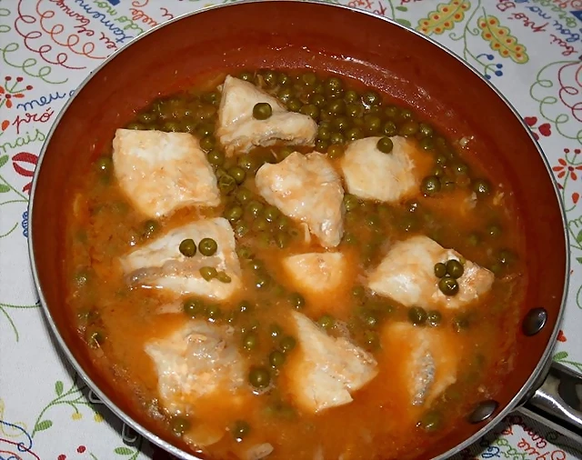 Gallo plateado con guisantes Gallo plateado con guisantes