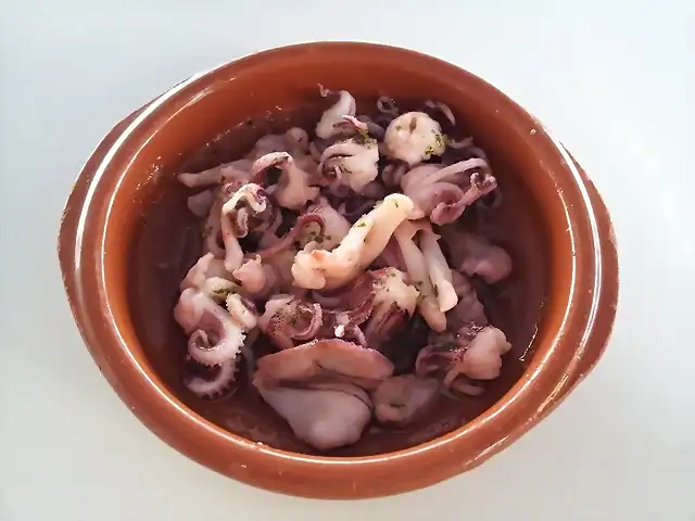 Patas de choquito en salsa de ajo