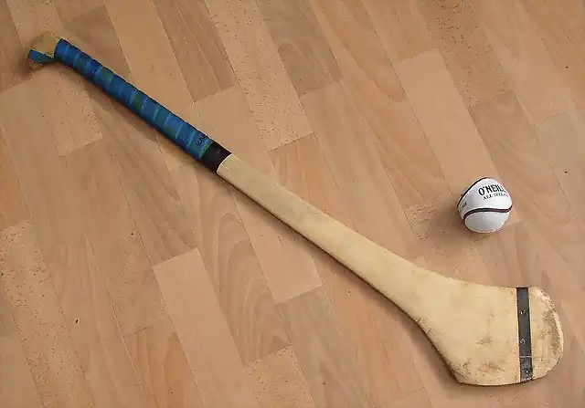 1024px-Hurling_Ball_and_Hurley