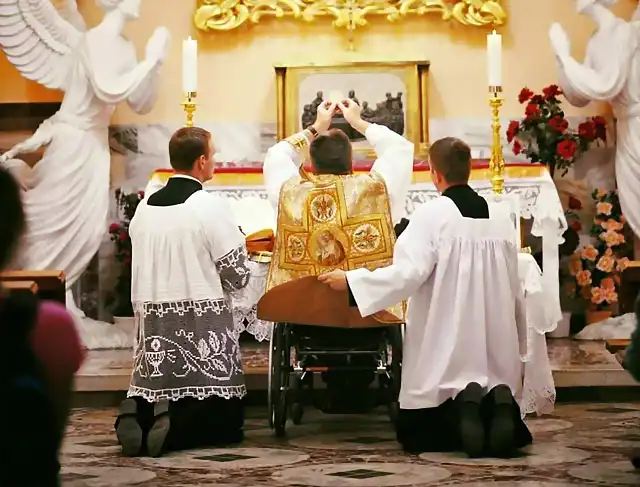sacerdote discapacitado misa