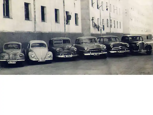 Renault 4-4 Volkswagen Escarabajo Standard Vanguard Opel Kapit?n Ford 49-50 Mercedes-Benz W136