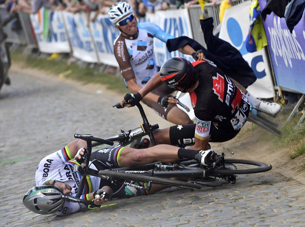 sagan y van avermaet cayendo en Flandes