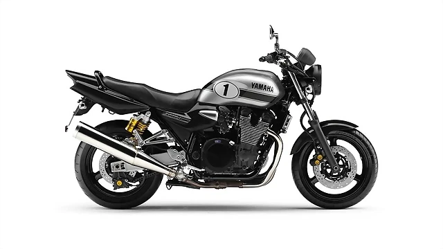 2013-Yamaha-XJR1300-EU-Metallic-Silver-Studio-002 2013-Yamaha-XJR1300-EU-Metallic-Silver-Studio-002