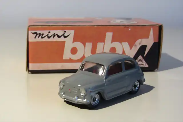 3b Fiat 600 gris ruedas de goma