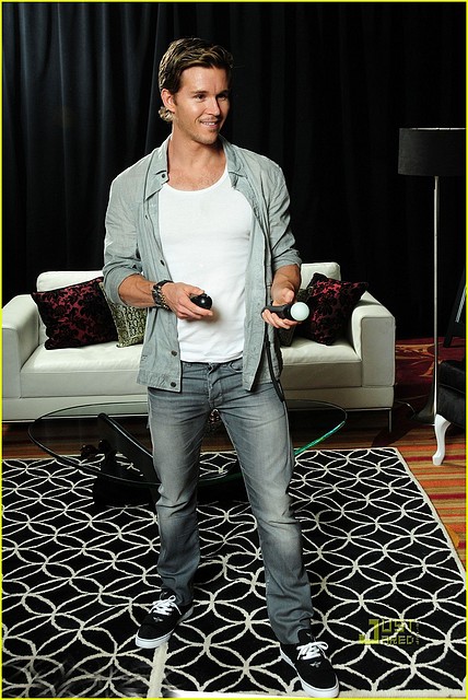 ryan-kwanten-playstation-move-02