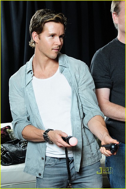 ryan-kwanten-playstation-move-07