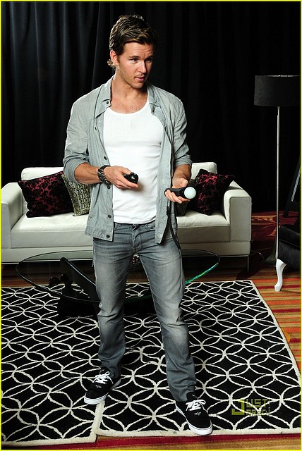 ryan-kwanten-playstation-move-06