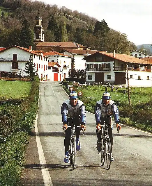 INDURAIN Y PRUDENCIO ENTRENANDO A SU PASO POR ALKOTZ,EN EL VALLE DE ULTZAMA.