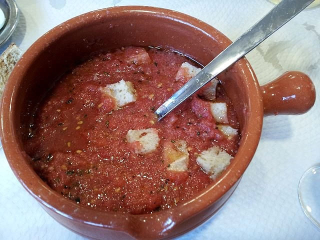 Pez reloj en sopa de tomate