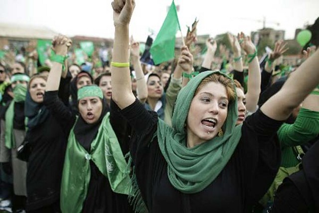 La mayor?a de las mujeres iran?es, seg?n encuestas, apoya al candidato Hosein Musavi La mayor?a de las mujeres iran?es, seg?n encuestas, apoya al candidato Hosein Musavi