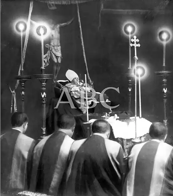 CARDENAL HERRERA DURANTE LA EXPOSICI?N DEL CADAVER