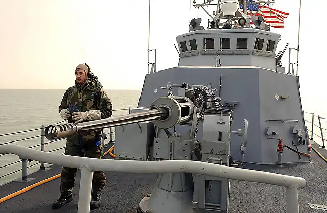 Marinero y arma de proa del USS Chinook patrullero de la clase Ciclon en el Golfo Prsico